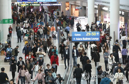 출국 승객으로 분주한 인천공항 14일 오전 여행객들이 인천공항을 통해 해외로 나가고 있다. 올해 설 연휴 기간 승객들이 14∼15% 증가할 것으로 보인다.